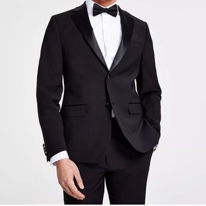 CALVIN KLEIN
Men's Skinny-Fit Wool Tuxedo. Jacket 40R. Pants 33-30. Worn once